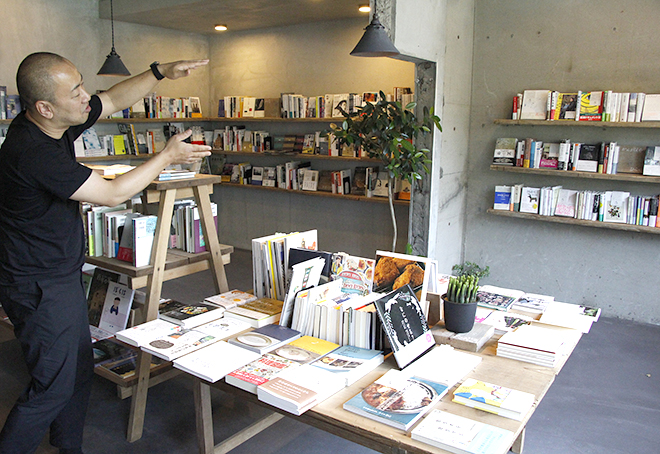 across,parco,ブックカフェ,書店,ブックストア,book,棚,リノベーション,人文,建築,設計事務所,建築士,R不動産,赤坂,兼業,東日本橋,シェア,中里聡,東京建築PLUS,東京建築,タバブックス,働きかた,中里聡,白山,文京区,白山神社,パワースポット,棚,本棚,デュアルワーク,副業,本業,両方,マルチ,本屋,町の本屋さん,経済,開ける,必要性,ギャップ,経済性,建築事務所,SWITCH,本屋入門,ライオン堂,beeio,ハニー,はちみつ,akasaka,独立系書店,小売業,野村友里,えあtりp,ロランバルト,濱田明日香,モードの体系,make,発酵,オーガニック,ポテトチップス