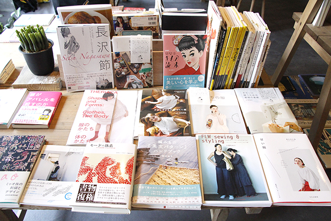 across,parco,ブックカフェ,書店,ブックストア,book,棚,リノベーション,人文,建築,設計事務所,建築士,R不動産,赤坂,兼業,東日本橋,シェア,中里聡,東京建築PLUS,東京建築,タバブックス,働きかた,中里聡,白山,文京区,白山神社,パワースポット,棚,本棚,デュアルワーク,副業,本業,両方,マルチ,本屋,町の本屋さん,経済,開ける,必要性,ギャップ,経済性,建築事務所,SWITCH,本屋入門,ライオン堂,beeio,ハニー,はちみつ,akasaka,独立系書店,小売業,野村友里,えあtりp,ロランバルト,濱田明日香,モードの体系,make,発酵,オーガニック,ポテトチップス