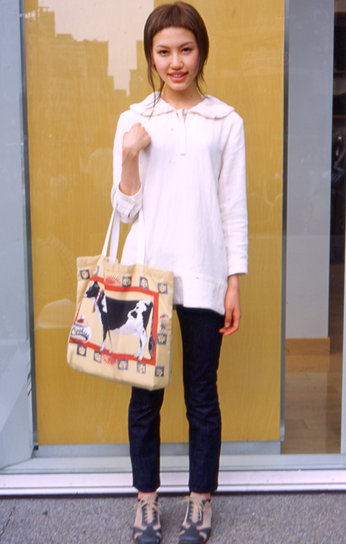 00256 19歳 女性 大学1年(服飾)