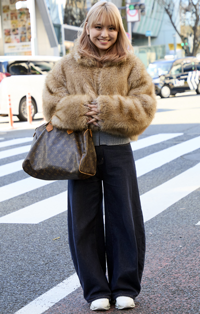 09801 19歳 女性 大学1年生（総合政策）