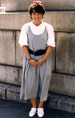 int061_h01 18歳 女性 専門学校生(美容)