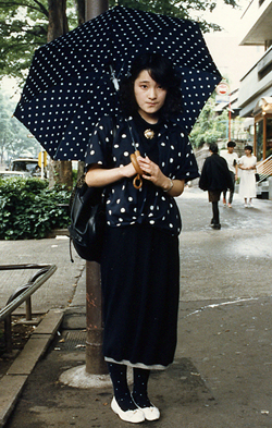 int071_h03 18歳 女性 専門学校生(メイク)