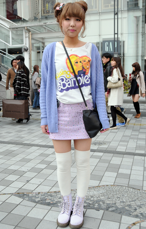 04085 19歳 女性 専門学校2年生(服装)