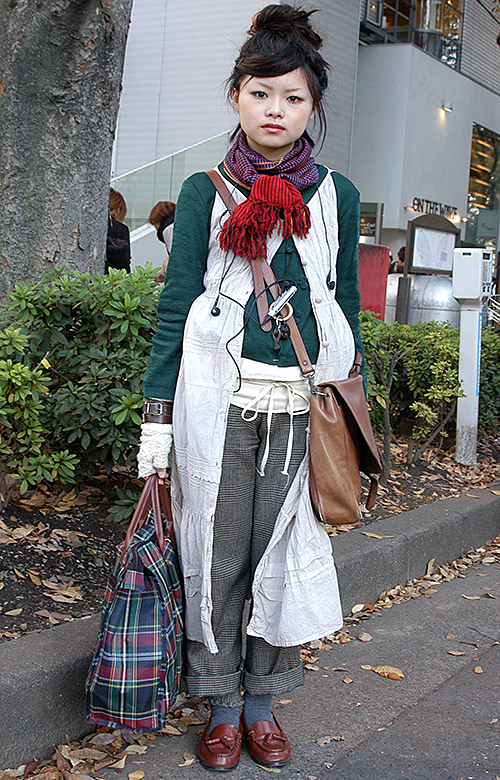 02273 19歳 女性 専門学校生（服飾・休学中）