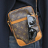 定点観測,ストリートファッション,ストリートスナップ,ファッションスナップ,across,アクロス,streetsnap,fashion,snap,street,street,style,streetstyle,bag,バッグ,ポシェット,小さいバッグ,ミニバッグ,ちびバッグ,ショルダーバッグ,ミニショルダー,2個持ち,肩かけ,小型化,財布,ケータイ,アクセサリー感覚,ワンポイント,ワンショルダー,斜めがけ,ストラップ,サングラス,ポシェット,鞄,バッグ,ルイヴィトン,黒,茶色,
