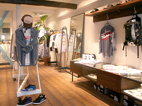 BENCH AT THE GREENE(ベンチアットザグリーン)