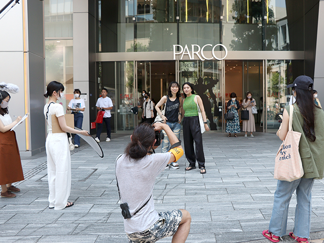 定点観測,ストリートファッション,ストリートスナップ,ファッションスナップ,across,アクロス,streetsnap,東京,tokyo,渋谷,shibuya,新宿,shinjuku,原宿,harajuku,fashion,snap,street,street,style,street style,マキシ丈スカート,ジーンズ,70年代,ストリート,定番,ノームコア,インタビュー,スタンダード,ベーシック,シンプル,白トップス,デザイントップス,白,ベーシック,ノームコア,ウエアラブル,未来,予兆,トレンド,アクセサリー感覚,靴,インタビュー,ウエストポーチ,ロングスカート,フォトプリント,Tシャツ,フォトT,肌見せ,ヘソ出し,背中出し,,母娘,ミニスカート,色落ちデニム,ブルーデニム,ジーンズ,チェック柄,ヴィンテージ,白Tシャツ,ニューノーマル,カラーパンツ,ニュースタンダード,コロナ,COVID19,カラーパンツ,モノトーン,シャツ男子,超定番,トップスイン,サマードレス,ハイウエスト,きちんと感,プリントTシャツ,エコバッグ,ノースリーブ,カルチャー消費,90s,ストリートカルチャー