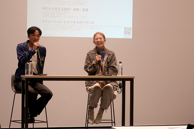 OHNO YOHEIのデザイナーの大野陽平さん（左）とフリーランスライター・エディターの佐藤亜都さん（右）。