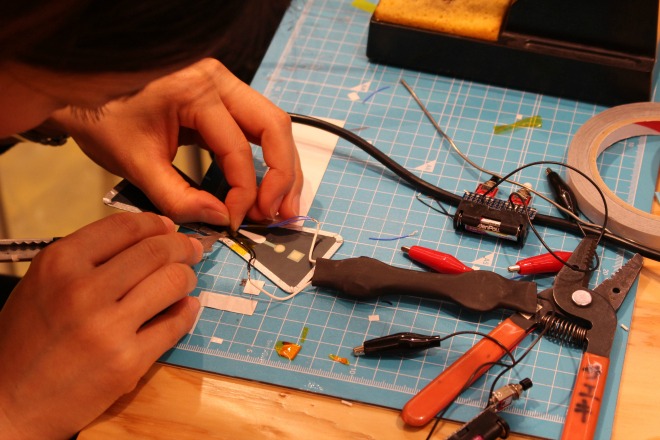 FES , e-bow tie, ワークショップ , 電子ペーパー, ファッションアイテム , ワークショプ , LOFT& , &Fab , loft&fab , ソニー, スタートアップ, FES Watch, クラウドファンディング, 渋谷, 西武百貨店, loft , モヴィーダ館 ,デジタル, 工房, ワンオフ , カスタマイズ , カスタマイズ工房, ハンドメイド , クラフト, DIY , コミュニケーション , 千秋, ハローサーカス , 手作り, ファッション, ウェアラブル , ミツカルストア , サイバーエージェント , Makuake , マクアケ , Apple Watch ,