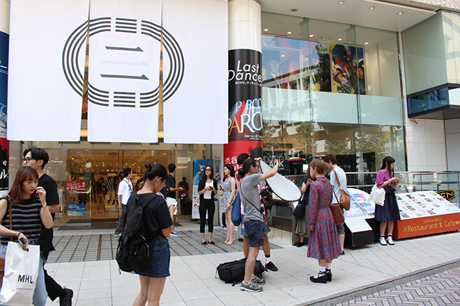 定点観測,ストリートファッション,ストリートスナップ,ファッションスナップ,across,アクロス,streetsnap,東京,tokyo,渋谷,shibuya,新宿,shinjuku,原宿,harajuku,fashion,snap,street,street,style,street style,ゆるパンツ,ワイドパンツ,ゆったり,スカンツ,マキシスカート,ロングスカート,スニーカー,ゴム底,運動靴,Ｇジャン,デニム,ジャケット,ブルゾン,ライダース,レザー,フェイクレザー,お揃い,ペアルック,コンサバ,ギャル,ストーンウォッシュ,ガウチョパンツ,太パンツ,バギー,ボリューム,ボトムス,ガウン,ローブ,チェスターコート,ショップコート,軽快,アクティブ,マキシ丈スカート,ジーンズ,70年代,ストリート,定番,ノームコア,インタビュー,ドロップショルダー,スタンダード,ベーシック,シンプル,白トップス,デザイントップス,白,ベーシック,ノームコア,ほんとうの若者,太パンツ,バギー,ワイドパンツ,黒ファッション,原爆,広島,仮囲い,母娘,おしゃれ母娘,90s,バナル,ストリート,ストリートファッション史,スカパン